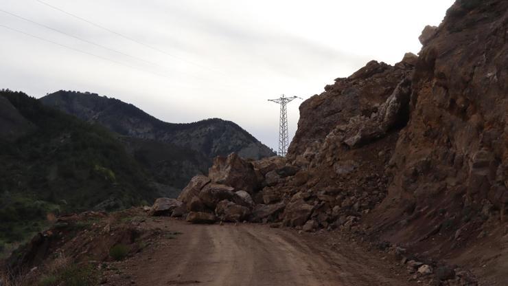 Oltu’da heyelan; dağdan kopan kaya parçaları mahallenin yolunu kapattı