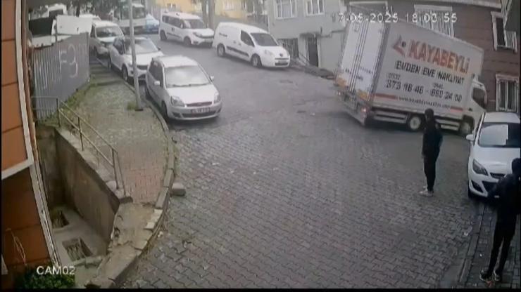 İstanbul- Kağıthanede kamyonet binaya çarptı; kaza anı kamerada