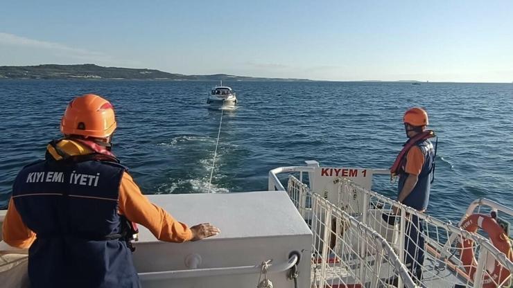Çanakkale Boğazında sürüklenen tekne kurtarıldı