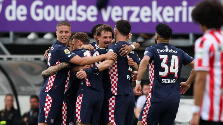 Ajaxa büyük şok Hollanda Liginde şampiyon PSV...
