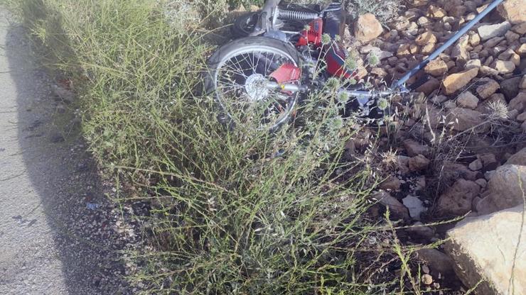 Derikte otomobille çarpışan motosikletin sürücüsü yaralandı