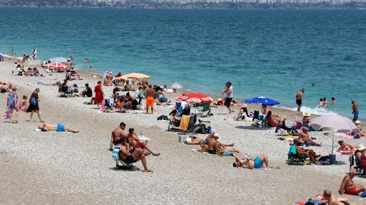 Antalyada Sıcak Havayı Fırsat Bilenlerin Sahil Keyfi