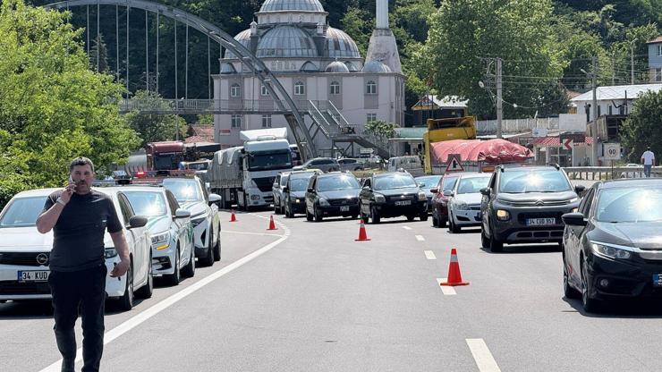 Kamyonet cipe arkadan çarptı; 2 yaralı
