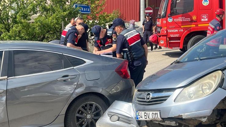 Sakaryada iki otomobil çarpıştı: 4 yaralı