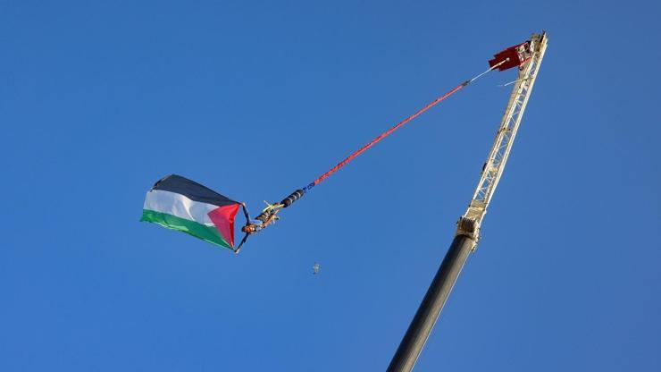 Bungee jumping yapan kişi 70 metre yükseklikte Filistin bayrağı açtı