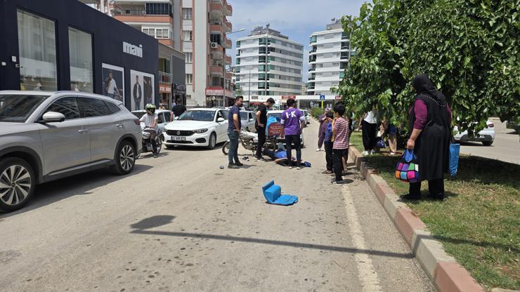 Otomobilin açılan kapısına çarpan motosikletli yaralandı