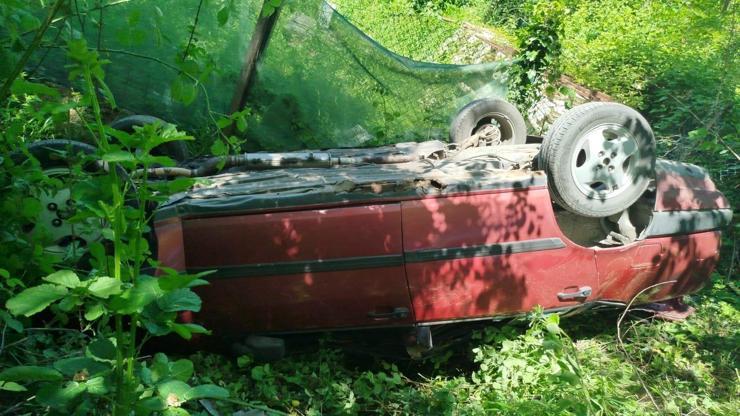 Sapancada otomobil şarampole devrildi; sürücü ile eşi yaralandı