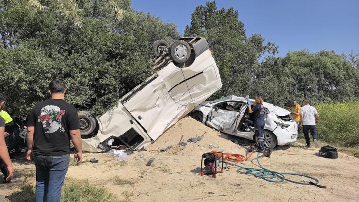 Otomobile çarpan minibüsün takla attığı kaza kamerada: 2si ağır, 3 yaralı