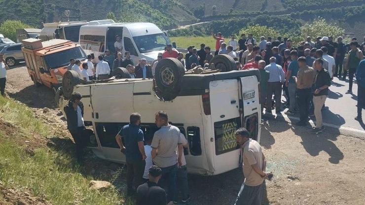 Hakkaride servis minibüsü kazası: 13 öğrenci yaralandı
