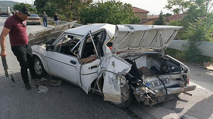 Burdurda Otomobil ve Kamyonet Çarpıştı: 3 Yaralı