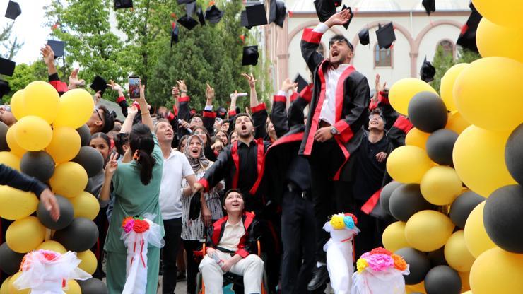 Engelleri azmiyle aşan DMD hastası Halil İbrahim, liseden mezun oldu