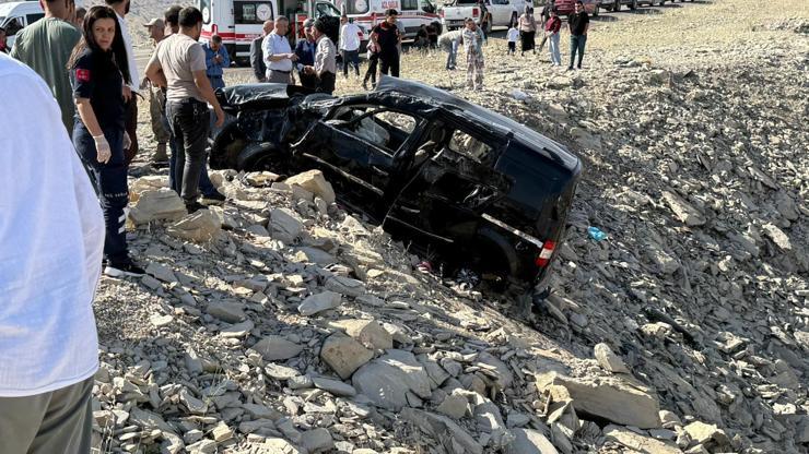 Hafif ticari araç şarampole devrildi: 3 ölü, 3 yaralı