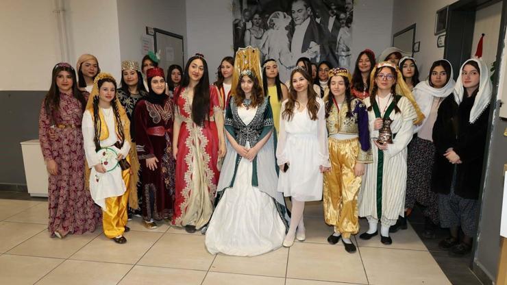 İzmirde lise öğrencileri atık malzemelerden tarihi kadın kostümleri tasarladı