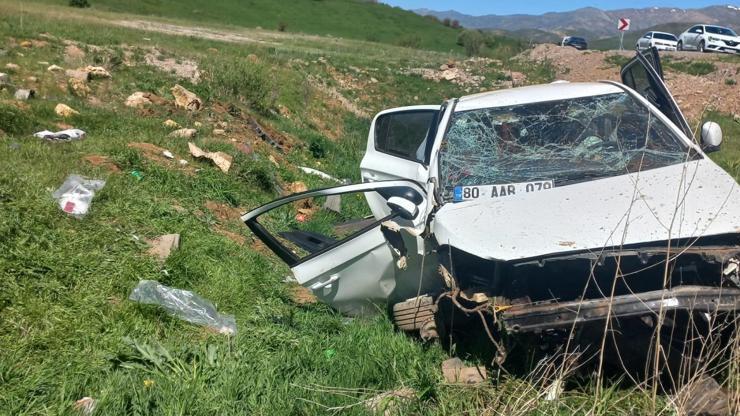 Otomobil, şarampole devrildi; baba öldü, eşi ile çocuğu yaralı