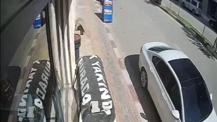 Altınözü’nde yolun karşısına geçmeye çalışan kadına otomobil çarptı
