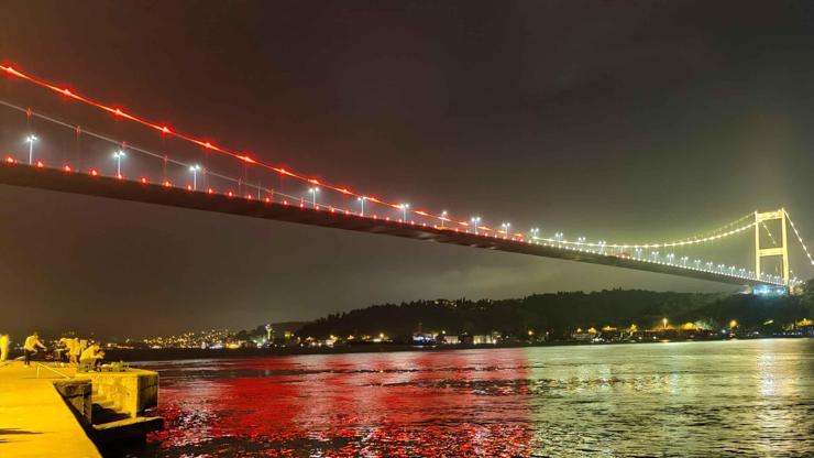 İstanbulda köprüler sarı-kırmızı renklere büründü