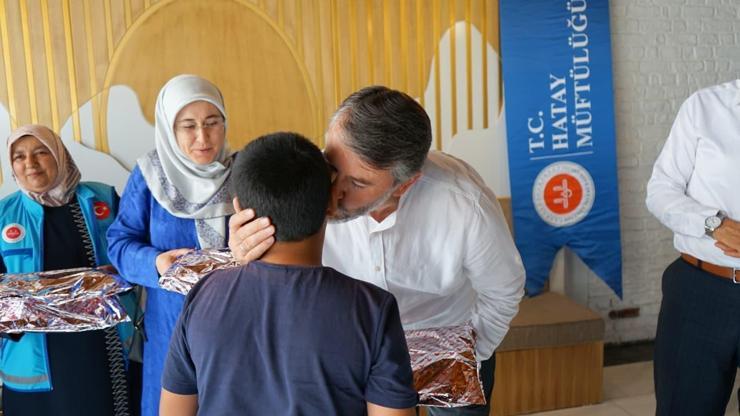Altınözü’de yetim yüzler bayramlıklarla güldü