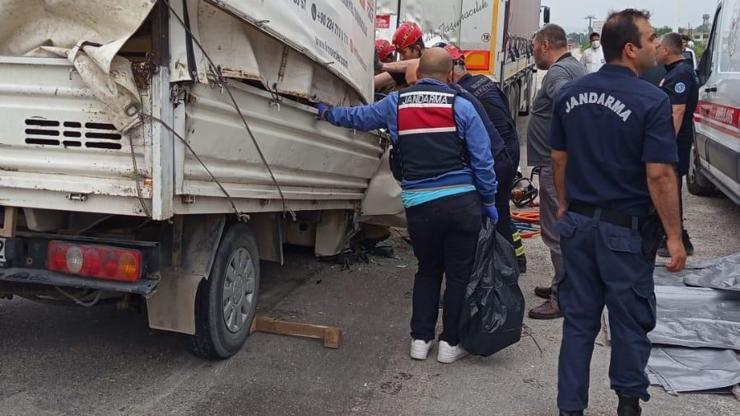 Bursada park halindeki araçlara çarpan kamyonetteki 2 kişi öldü; kaza kamerada