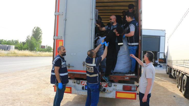 Tokatta durdurulan TIRda 17 kaçak göçmen yakalandı; 2 gözaltı