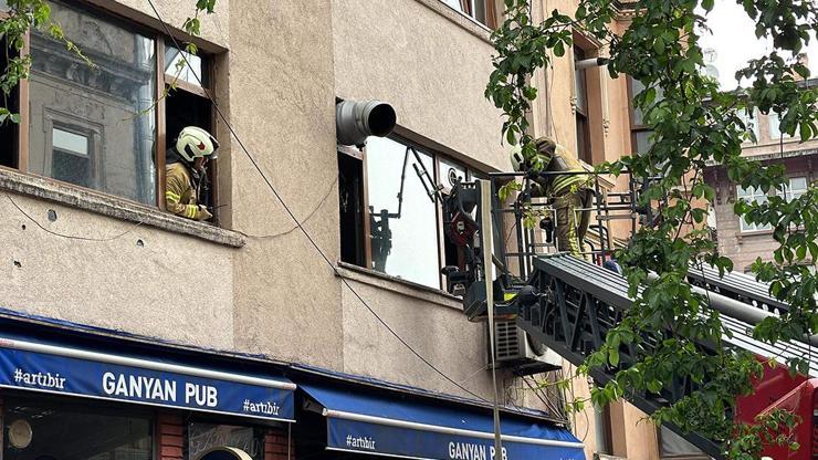 Beyoğlu’nda yangın çıkan binada mahsur kalan 2 kişi kurtarıldı