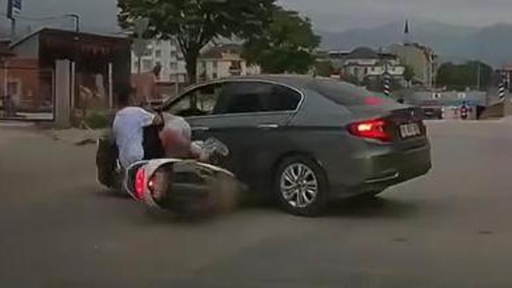 Bursada otomobil ile motosikletin çarpıştığı kaza kamerada; 2 yaralı