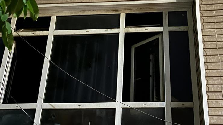 İş merkezinin 2nci katında kilitli kalan alkollü kişi, pencereden inmek isterken düştü