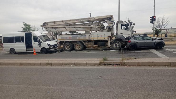 Diyarbakırda 3 araç kazaya karıştı; 11 yaralı