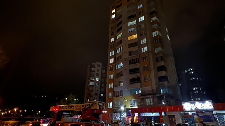 Kayseride sağanak; binanın çatısına yıldırım düştü, araçlar zarar gördü