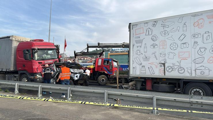 2 TIRın arasında sıkışan kamyonetteki 3 kişi yaralandı