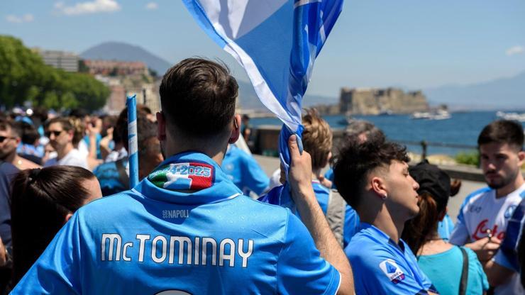Napoli, şampiyonluğu taraftarlarıyla kutladı