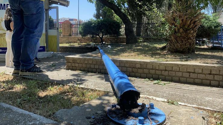 Aydında aydınlatma direği devrildi: 2 yaralı