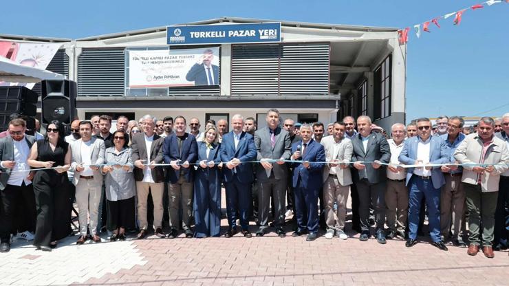 Menemende bir kapalı pazar yeri daha açıldı