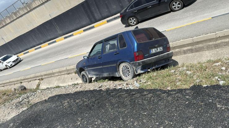 Hatay’da el freni çekilmeyen araç kanalete düştü
