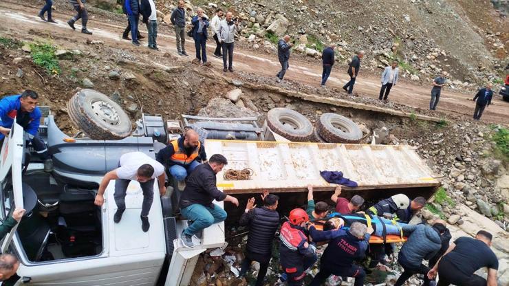 Şarampole devrilen kamyonun şoförü yaralandı