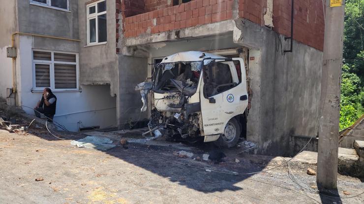 Kaza sonrası evin garajına giren kamyonet: 2 yaralı