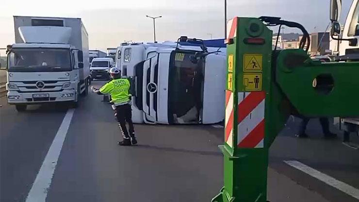 SON DAKİKA... TEM Otoyolunda TIR devrildi: İstanbul yönünde yoğunluk