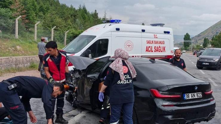 Kayseride iki otomobil çarpıştı: 2 ölü, 1 yaralı