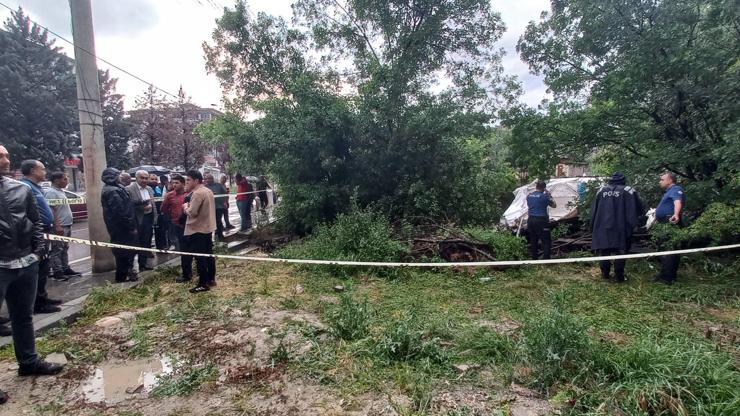 Malatyada tek katlı ev çöktü; 3 kişiyi ekipler kurtardı