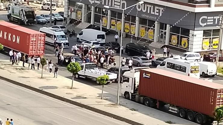 İzmirde otomobile tüfekli saldırı; 3 ölü, 1 yaralı