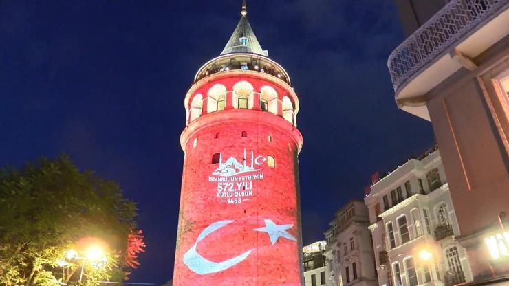 İstanbul - İstanbulun Fethinin 572’nci yıl dönümünde Galata Kulesi’ne Türk Bayrağı yansıtıldı