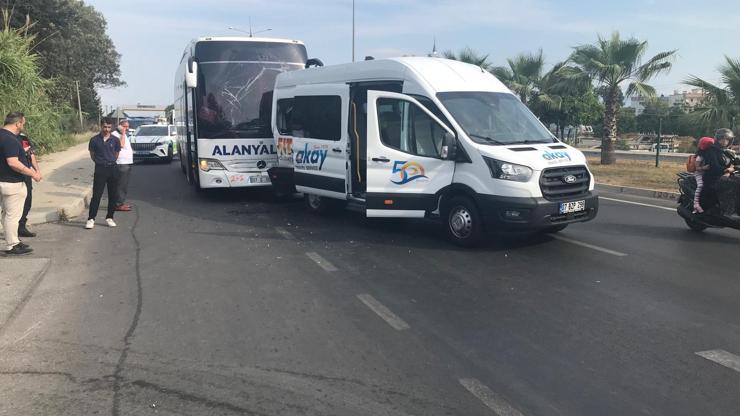 Antalyada şehirlerarası yolcu otobüsü ile tur minibüsü çarpıştı