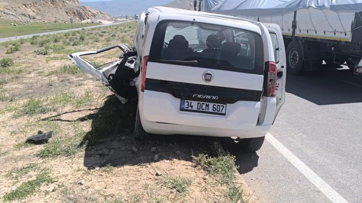 Vanda hafif ticari araçlar çarpıştı: 4 ölü, 2 yaralı