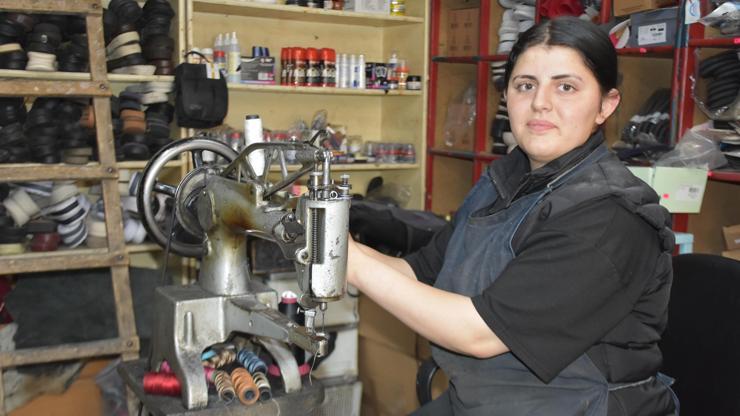 Ayakkabı tamircisi çırağı 16 yaşındaki Esra, kentte tek