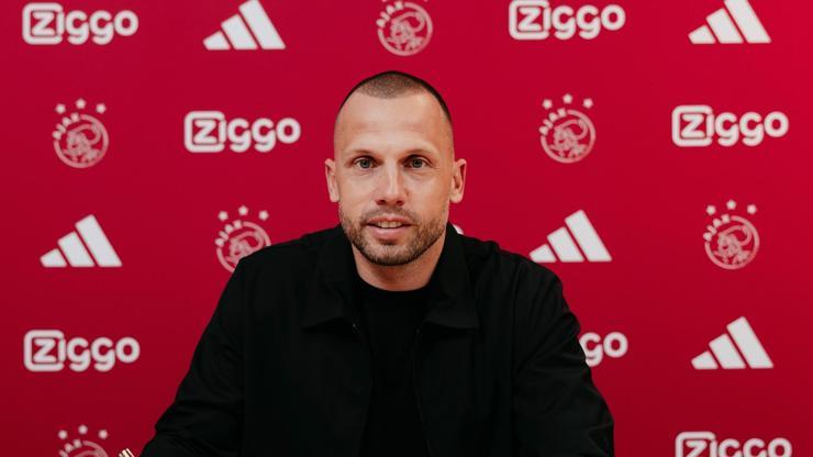 Ajaxın yeni teknik direktörü John Heitinga oldu