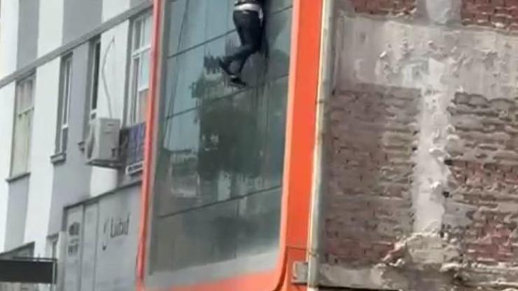 Adanada yastık imalathanesinde yangın; 3üncü katın penceresinden atlayan 2 işçi yaralandı