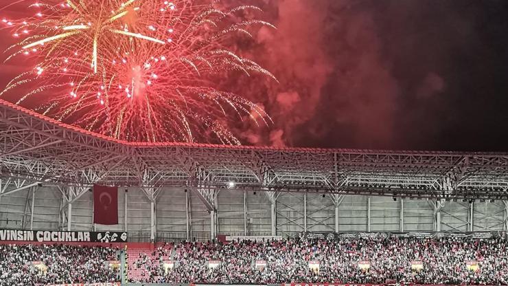Samsunsporda Avrupa coşkusu Stadyumda kutlama yapıldı...