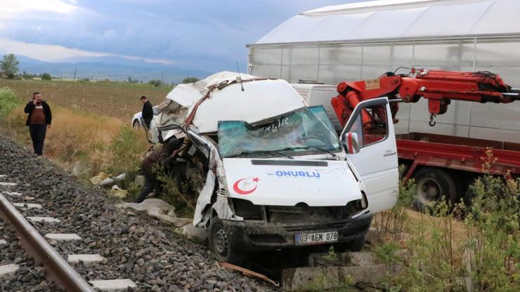 Tren minibüse çarptı: 1 yaralı