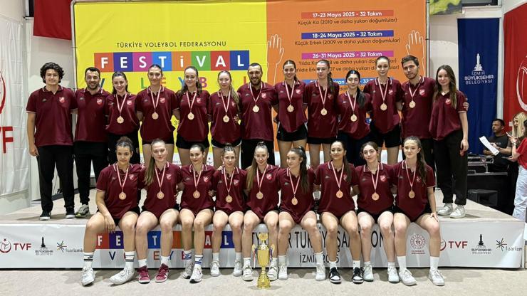 Karşıyakaya voleybolda çifte kupa