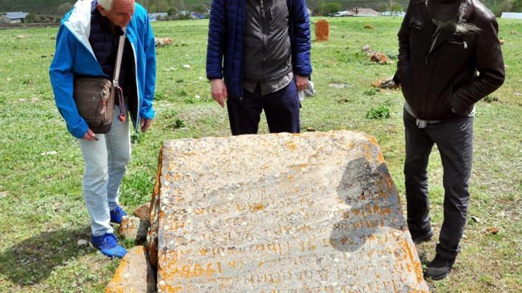 Dünyadaki diğer Malakanlarla bağlantı kurmak için atalarının yaşadığı Karsa geldiler