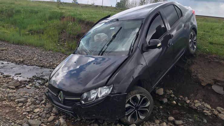 Karlıova’da otomobil tarlaya yuvarlandı: 3 yaralı